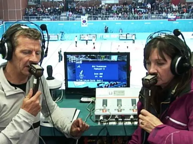 体育解说员在专业设备前进行赛事解说